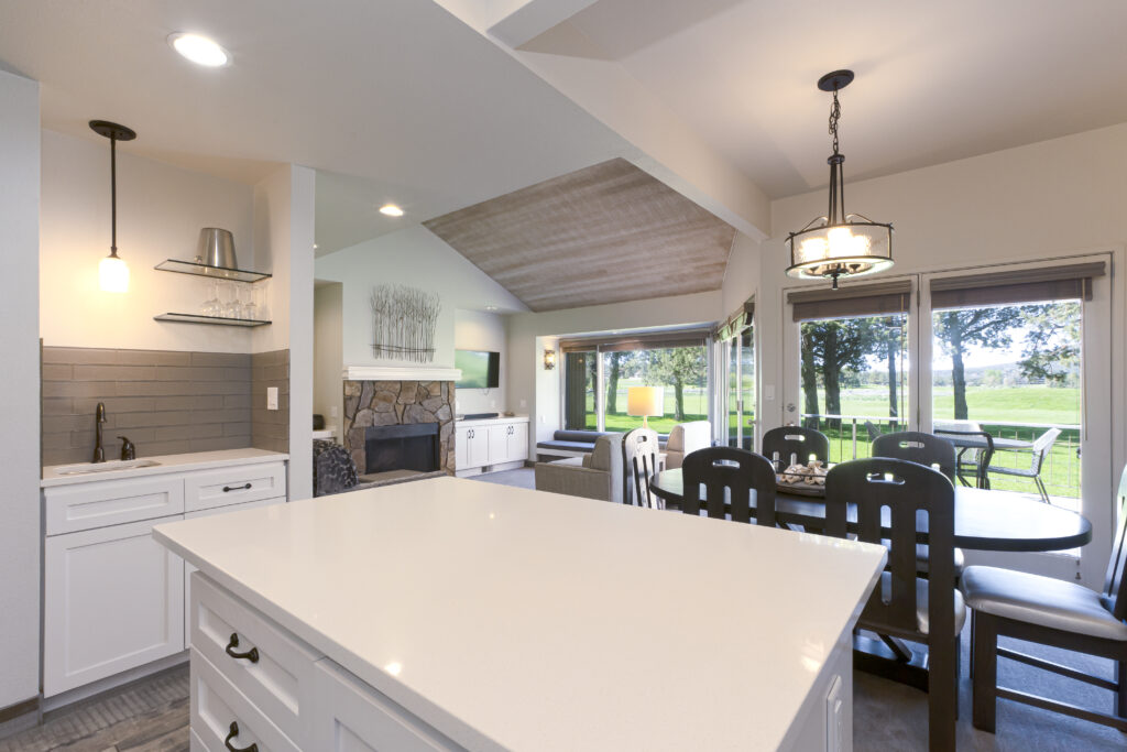 Canyon Rim at Eagle Crest kitchen and living room