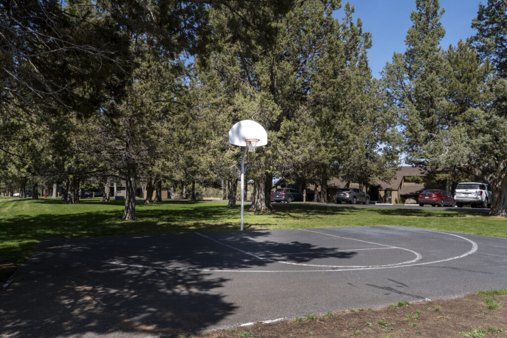 Canyon Rim at Eagle Crest basketball court