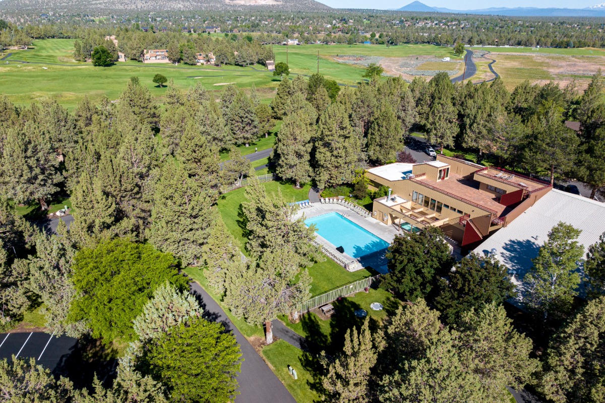 Canyon Rim at Eagle Crest pool
